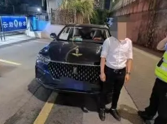 被查酒駕，他趕走代駕繼續(xù)開車，剛一轉(zhuǎn)角又碰上了執(zhí)勤交警