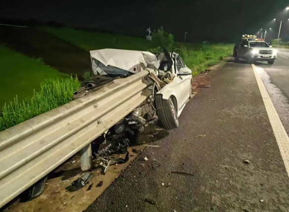 酒駕后別簽字，有用嗎？深夜，車頭“劈”成兩半！人不報(bào)警，車報(bào)了警......